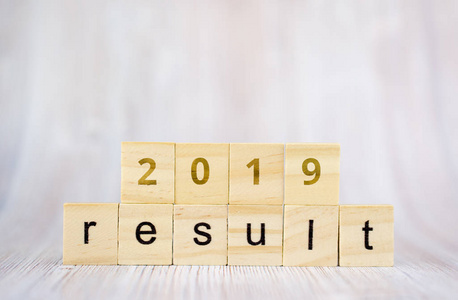 关于木方块的单词result和2019.2019年成果概念照片