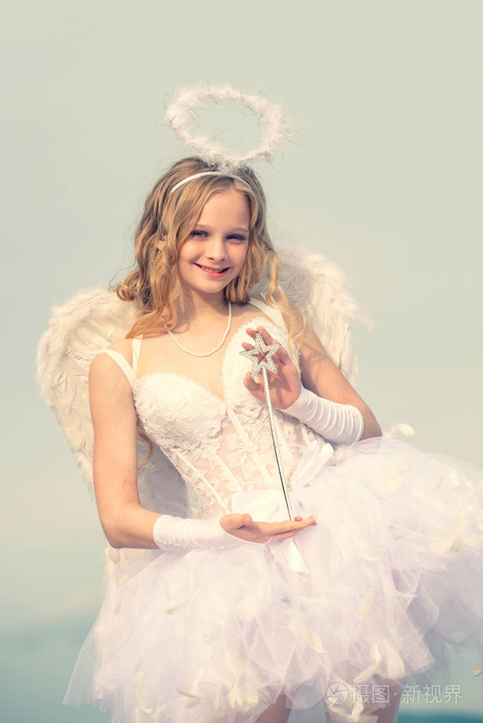 情人节丘比特爱情卡片可爱的天使女孩蹒跚学步的女孩穿着天使服装白色