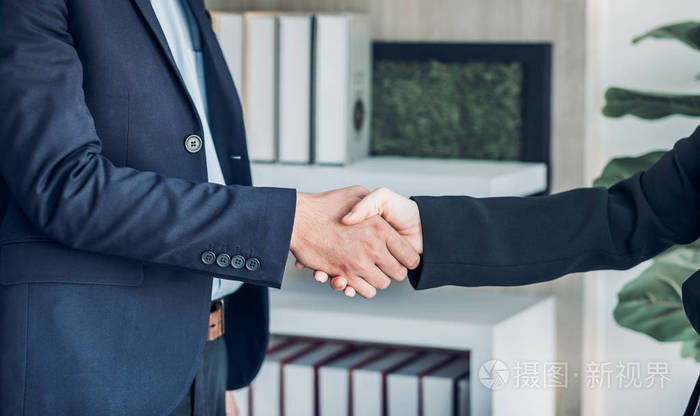 商人和女商人近距离握手谈生意