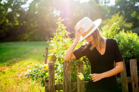 夏天乡村花园里戴帽子的女人图片