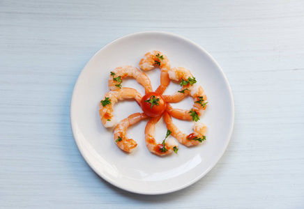 海鲜盘虾虾海洋美食晚餐上桌图片
