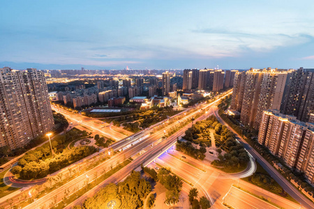 夜幕降临的城市路口图片