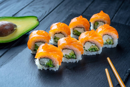 特写寿司卷配奶油芝士,三文鱼,鱼子酱.