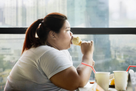 年轻女子在家里割下了肥肥的上臂大,漂亮,肥肥的黑