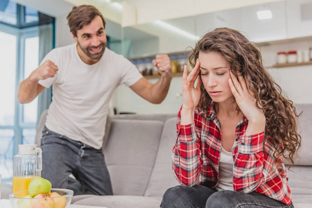 夫妻床上吵架图片