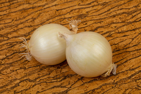 木头上的白洋葱图片