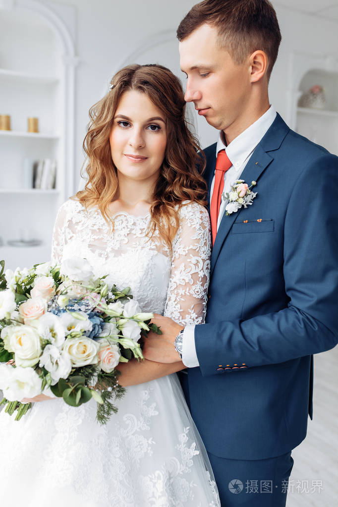 新郎新娘在摄影棚拍摄婚纱照