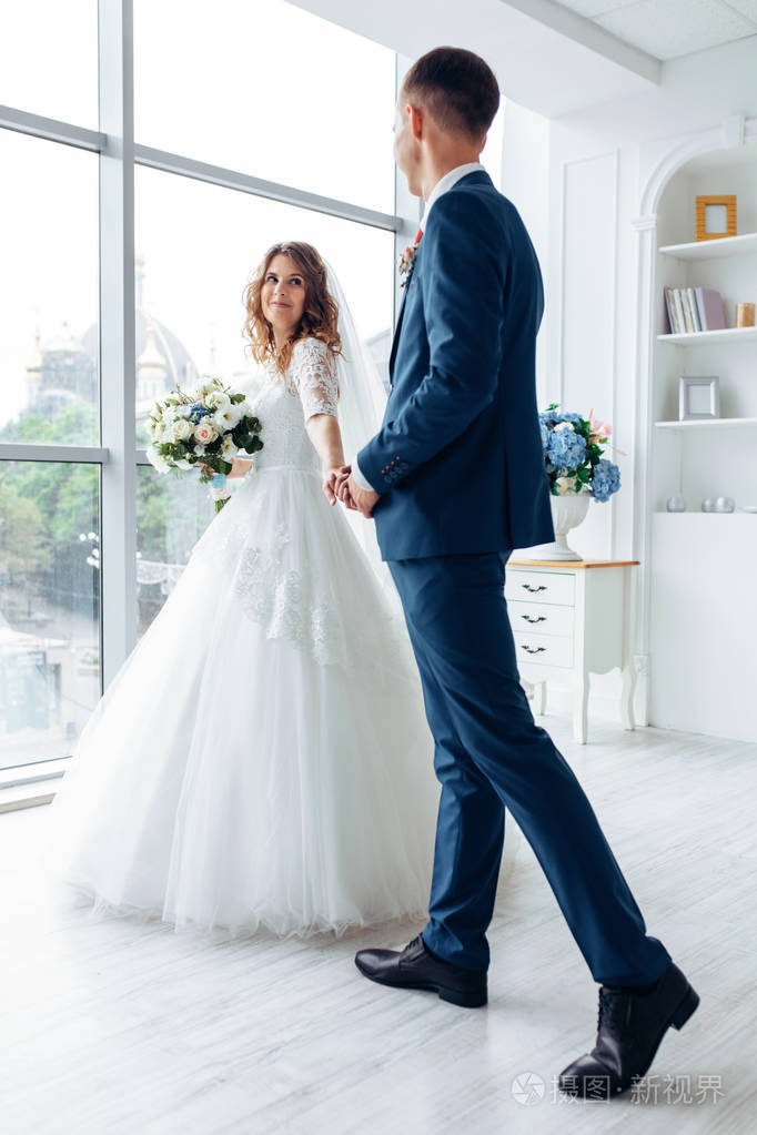 新郎新娘在摄影棚拍摄婚纱照