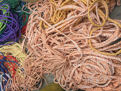 许多不同的绳子,绳子都乱七八糟地堆在一起照片