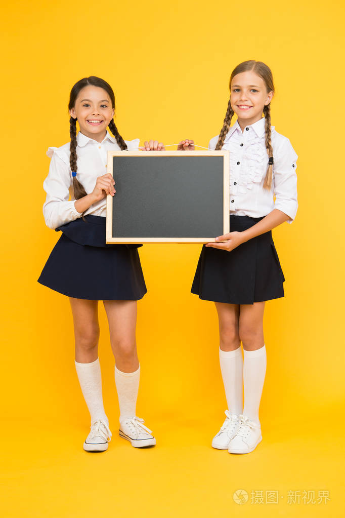 小女孩拿着学校的黑板,复印空间