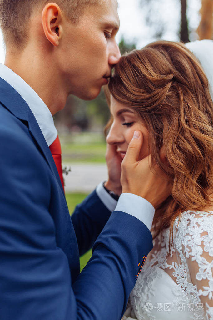 美丽年轻的新婚夫妇相爱的情侣