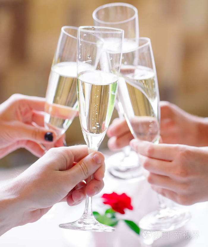 朋友们在餐厅里干杯