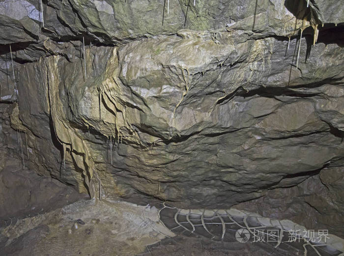 钟乳石地下洞穴的内部
