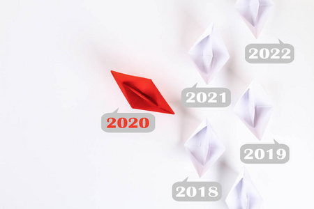 2020年的新一年从2021年,2022年开始逐渐消失.红纸船和其他白色的船.