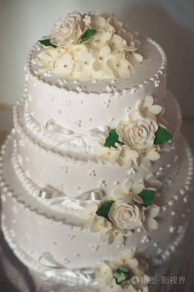 奶油玫瑰绿狐狸三层婚礼蛋糕