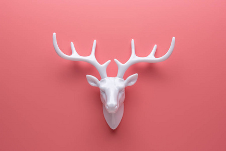 有白色鹿角的白色驯鹿最小的新年或圣诞节背景概念
