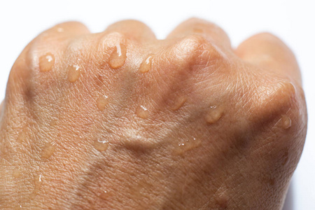 上有水滴的女士湿背,特写和微距拍摄,选择性聚焦,亚洲身体皮肤部分