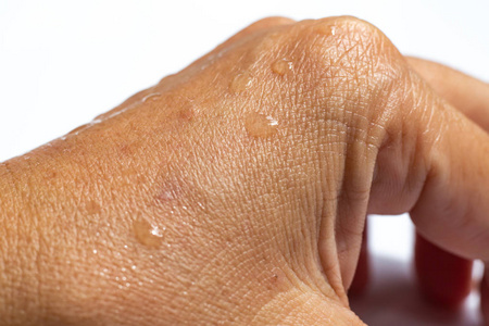 的女士湿背特写和微距拍摄选择性聚焦亚洲身体皮肤部分放松浴保健概念