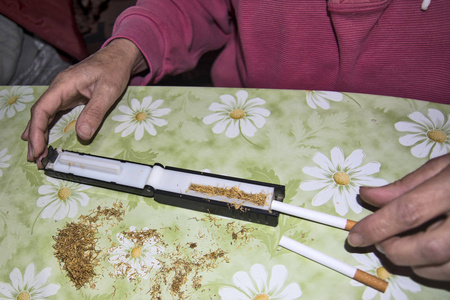 自制烟支,复制粘贴空间,灰色背景烟草工业布袋中的干烟叶照片.