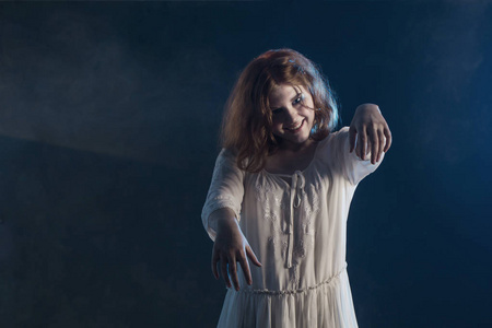 黑色背景恐怖片中穿着白色裙子的可怕女孩照片