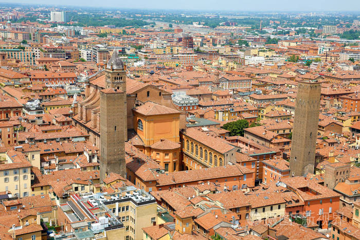 博洛尼亚鸟瞰城市景观,大教堂和古老的中世纪城市中心,阿尔塔贝拉和乌