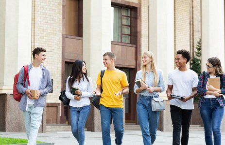 大学同学走在大学大楼外图片