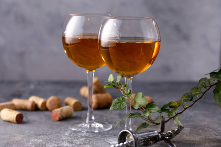 一杯白葡萄酒.酿酒的概念.放在你的文字下面.质感背景下的静物.照片