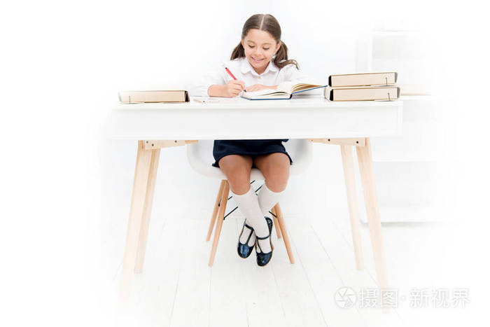 书桌的高度应该是多少女学生在桌上做作业可爱的小学生小女孩在桌子上