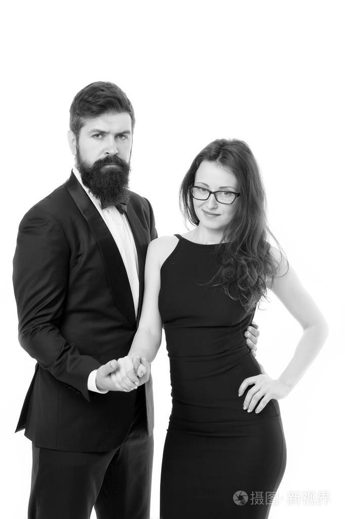 男人和女人穿着优雅,准备晚上外出.庆祝周年纪念日.