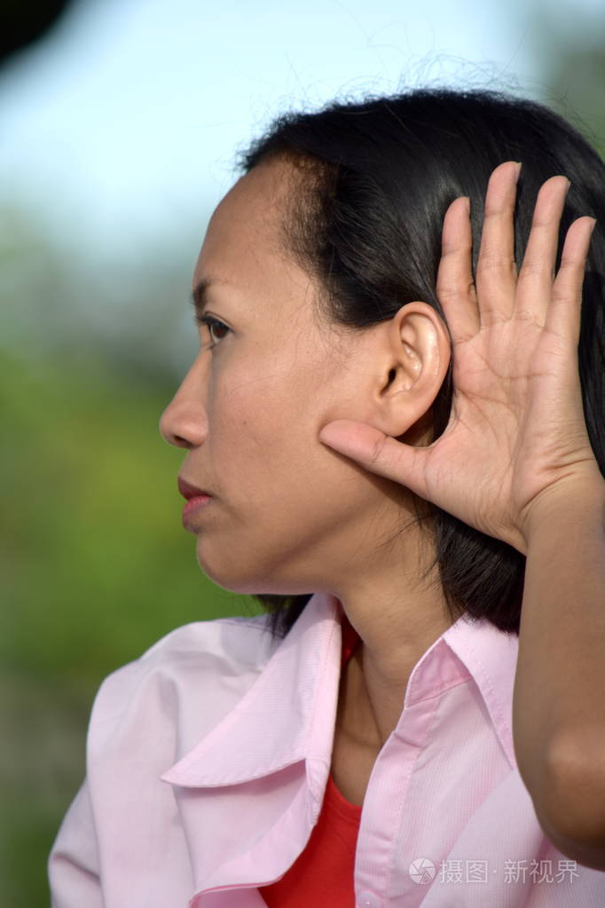 一位亚洲女性在倾听