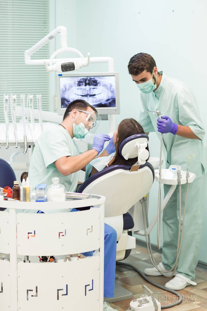 牙医医生和助手在牙科诊所工作