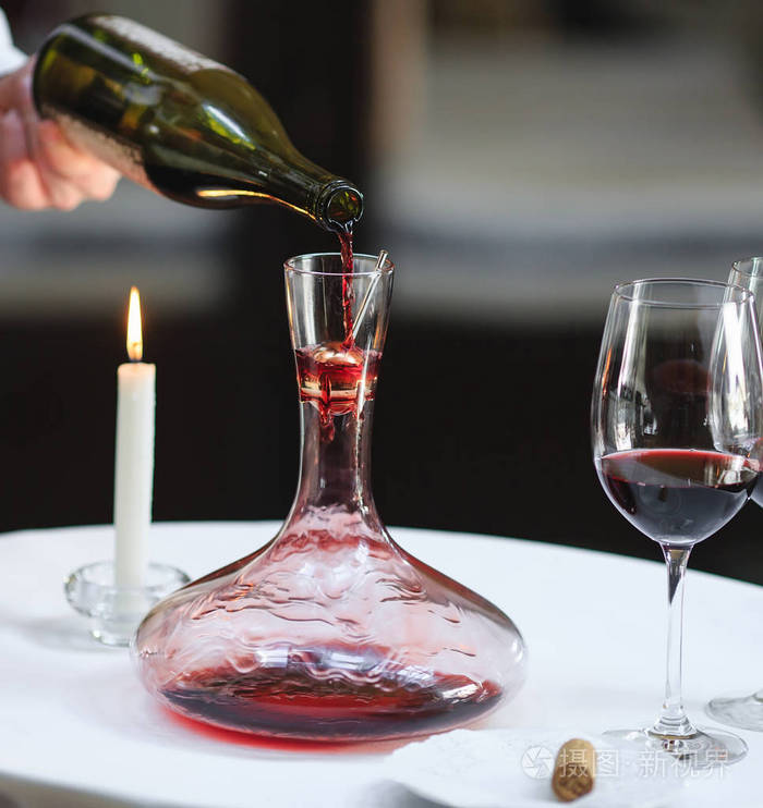 斟酒师把红酒倒入醒酒器
