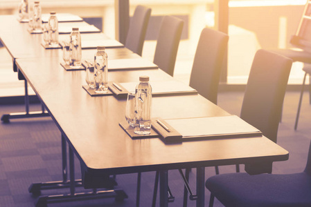 玻璃在酒店在酒店会议室为研讨会或商务会议准备的塑料水瓶,带铅笔的