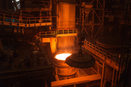 钢铁厂中金属的熔化.熔炉温度高.冶金工业.制造金属管的工厂.照片