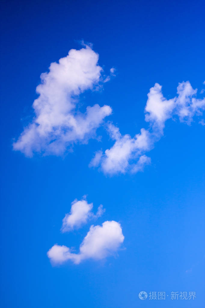 模糊的天空模糊或蔚蓝的天空和白云的背景美丽的自然在夏天