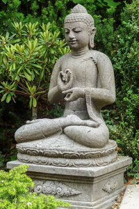 花园雕塑一个年轻的坐佛冥想图片