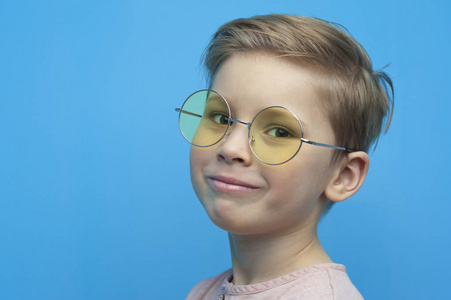 戴眼镜小男孩图片