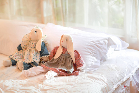 带兔子玩偶的现代卧室图片