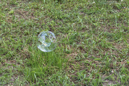 小女孩,金发碧眼,在草地上玩耍,吹泡泡.照片