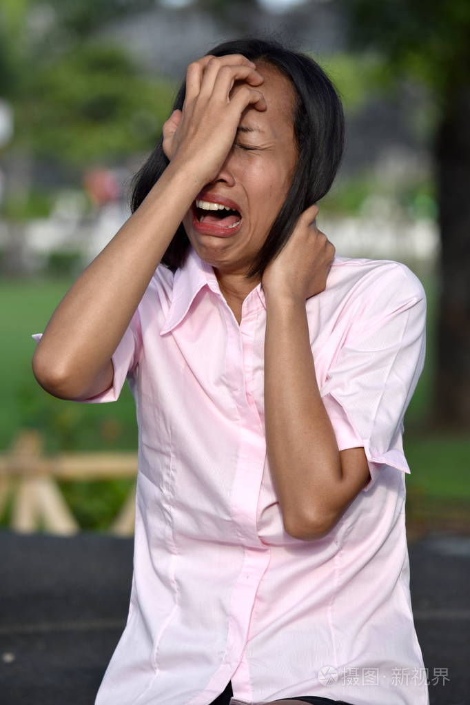 紧张的亚洲女性
