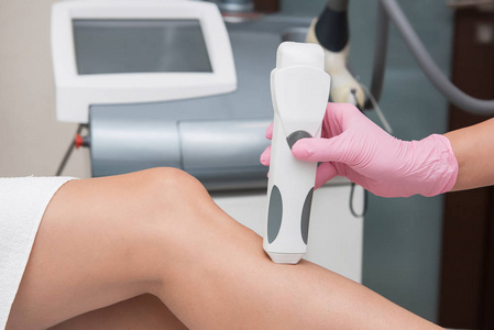专家对女性腿部进行肤色测量图片