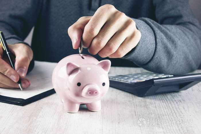 把硬币放进储蓄罐的人