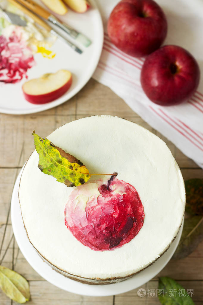 苹果蛋糕配凝乳奶油以秋天为背景用彩绘苹果装饰构图乡村风格