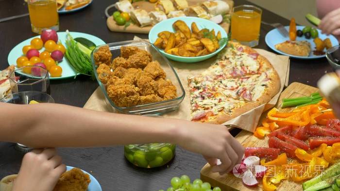 这家人在舒适的家里吃饭自制食物自制披萨幸福的一家人坐在丰盛的餐桌