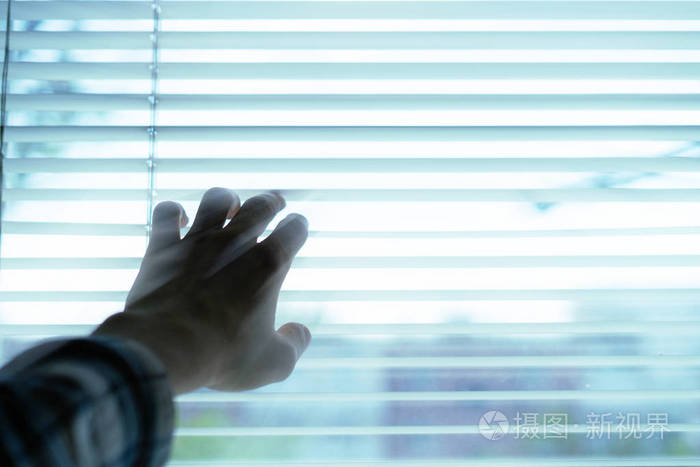 早上好家里的卧室阳光透过窗户照射进来