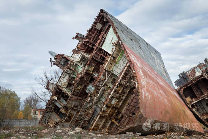 巨大的锈迹斑斑的退役海船残骸
