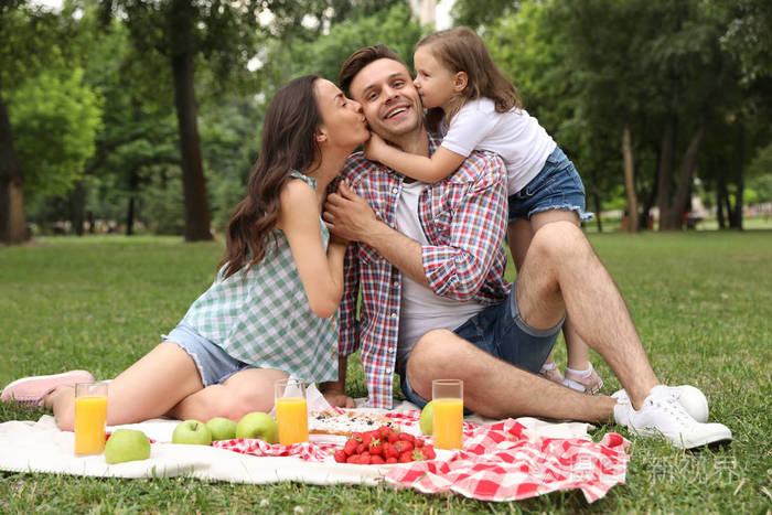 快乐的一家人在公园野餐