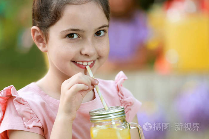 可爱的小女孩在公园里喝天然柠檬水特写为文字夏季清凉饮料