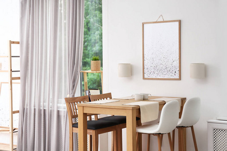 现代室内木质餐桌图片