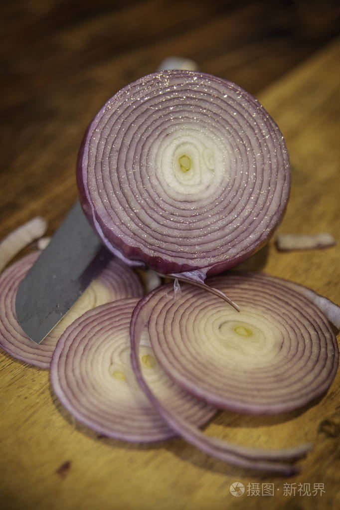 切碎的红洋葱放在肉块表面